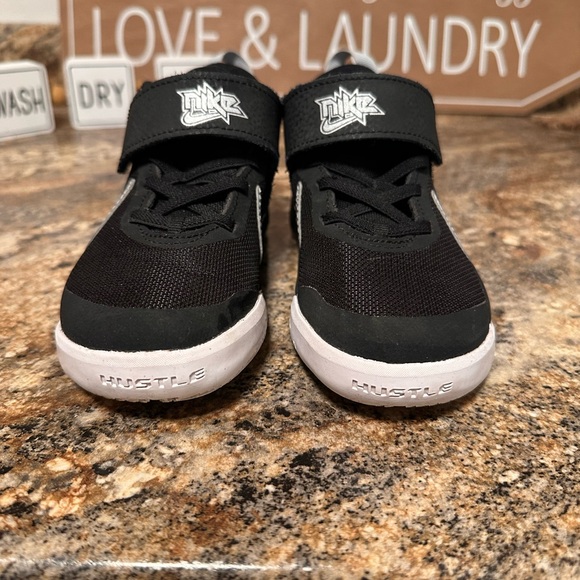 Nike Team Hustle Kid Shoes - Picture 2 of 5